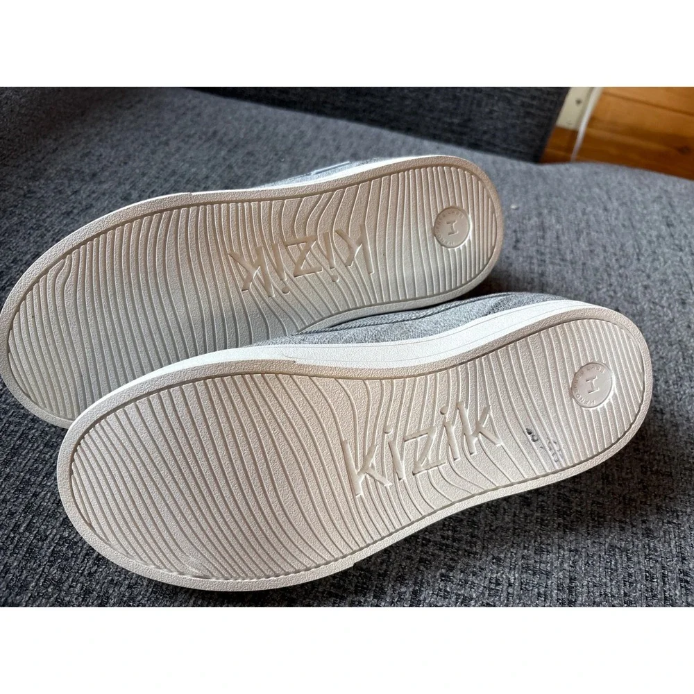 Kizik Enclosed Canvas Men 7.5 Womens 9 Wide Light Grey Hands Free Slip On